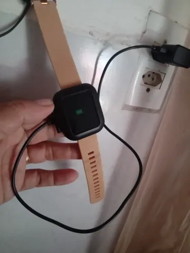 Por falta de uso estou vendendo esse lindo relogio