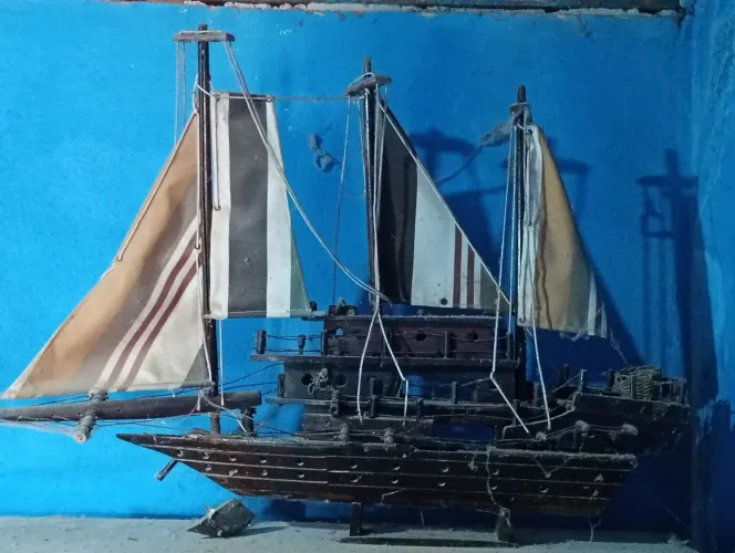 Vendo um navio miniatura