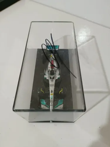 Replica F1 Mercedes autografado Louis Hamilton