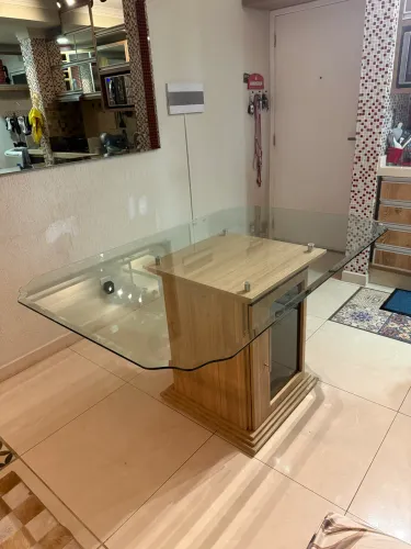 Vendo mesa de vidro com bisotê completa, Com armário no suporte de apoio.