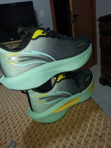 Tênis de corrida 42 importado.