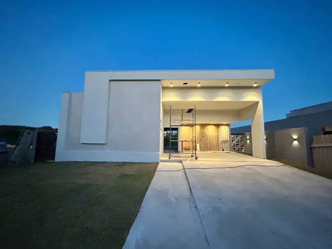Casa em Construção com 4 Suítes, Piscina Privativa e Cozinha em Ilha 250m²