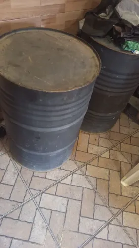 Lata preta muitas utilidades