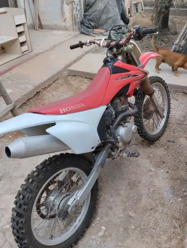 CRF muito bem cuidada, só pegar e andar.