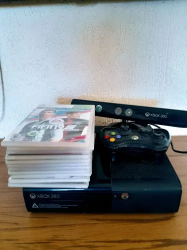 Xbox 360 , com 10 jogos e uma kinect, todos os cabos
