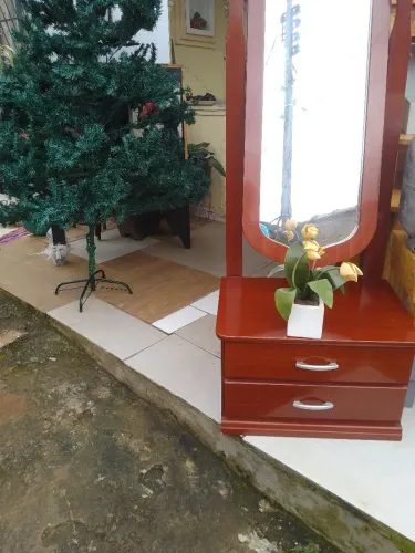 Cômoda espelhada.