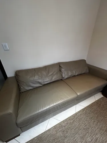 Sofá 3 lugares em couro, ideal para sua sala! 