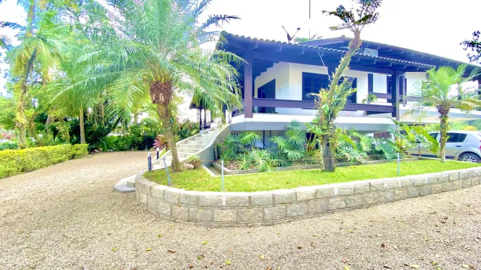 Casa de Alto Padrão á venda próximo ao Centro de Brusque com 4 quartos sendo 1 suíte