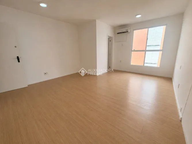 Sala Comercial Nova no Estreito - Próxima à Beira-Mar Continental