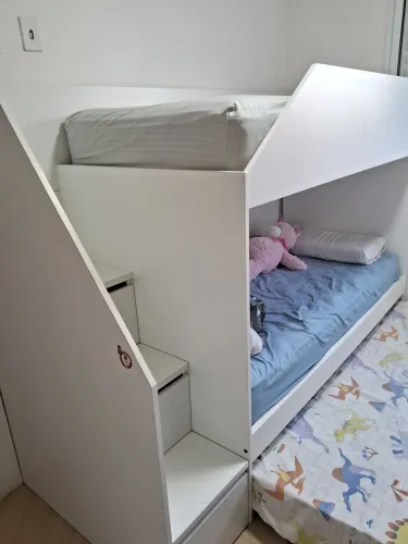 Beliche com cama auxiliar e gavetas + 3 colchões