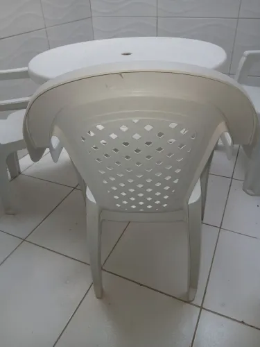 Vendo Mesa plástica com cadeiras