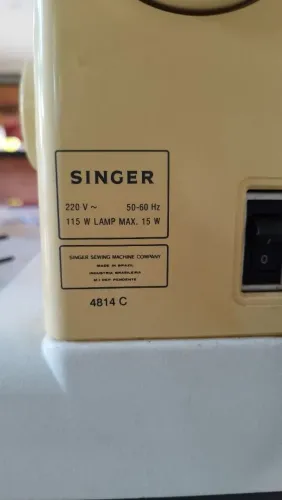 Máquina de costura Singer 220v modelo 4814C