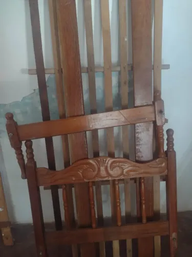 Vendo cama de madeira em ótimas condições já está desmontada pronta pra sair