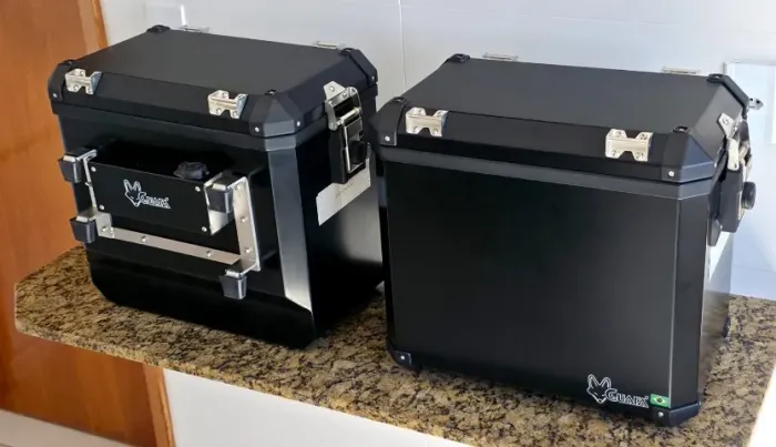 Baús laterais GUARÁ para moto BMW GS ADVENTURE 1300. Usado em uma única pequena viagem. 