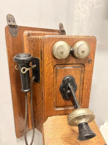 Telefone antigo para decoração
