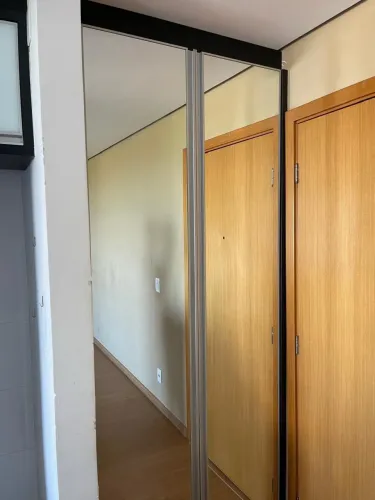 Armário com porta de espelho