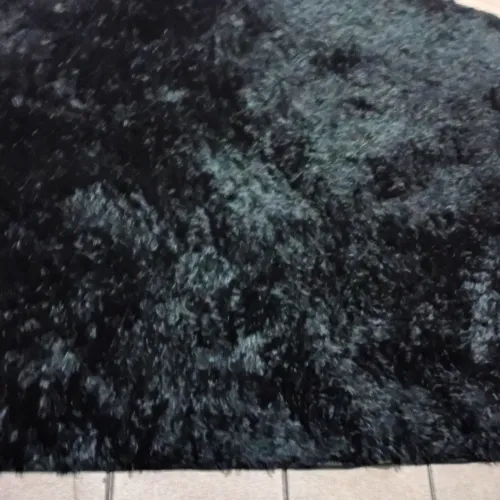 Vendo lindo tapete preto peludo macio