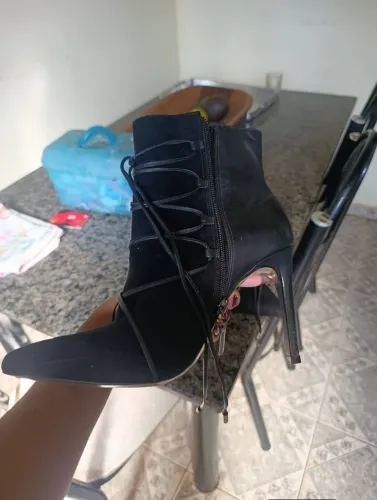 Bota lança perfume 