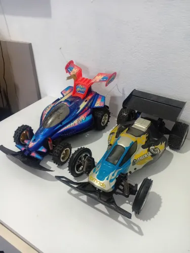 Dois carrinho de controle remoto não tenho controle