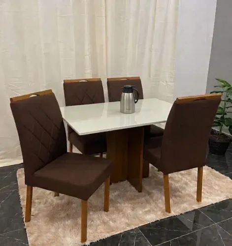 Mesa de jantar com 4 cadeiras de madeira maciça