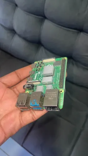 Raspberry Pi 4 Model B + Cartão SanDisk 32GB + Dissipadores (Excelente Estado)