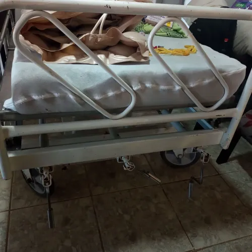Cama hospitalar com rodas e base de Inox