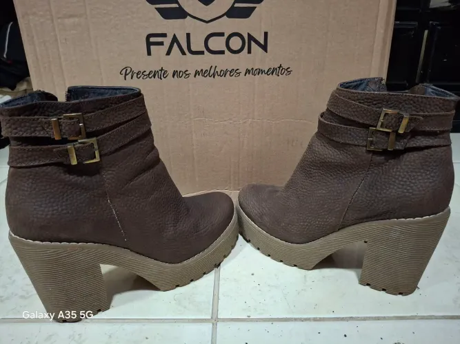 Bota em couro legítimo, importada.Seminova, só desgastada por dentro. Tam.39 calça 38