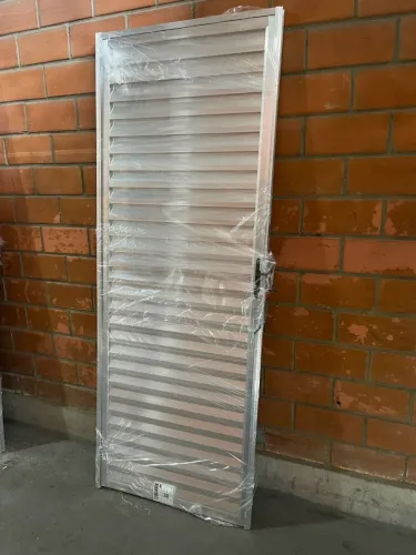 Porta veneziana alumínio brilho