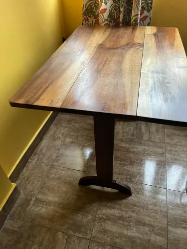 Mesa em madeira dobrável