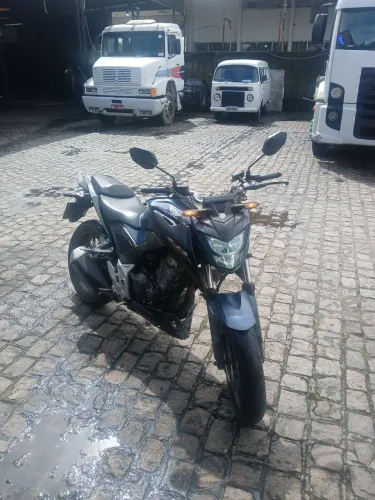 Moto de procedência, com marcas de uso