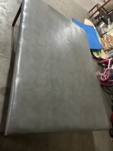 Tablado de madeira com um pé estragado