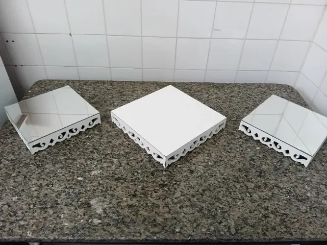 Kit 3 Bandejas Brancas Decorativas (1 sem e 2 com Espelho), ótimo estado (Eng. de Dentro)