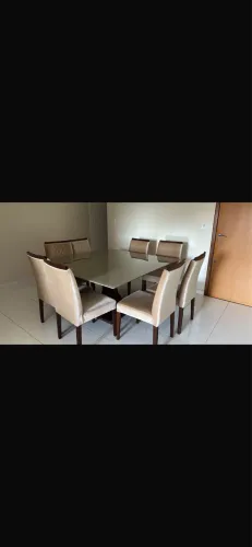 Mesa Quadrada 1,50x1,50 com 8 cadeiras estofadas.