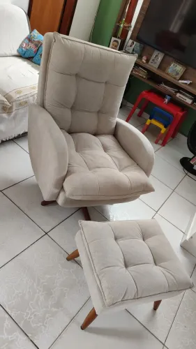 Poltrona de Amamentação com Puff Gariani