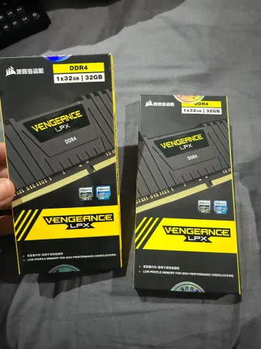 2 Memóra Corsair 2x 32Gb DDR4 3600Mhz