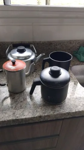 VENDO CONJUNTO DE UTENSÍLIOS DE COZINHA - CHALEIRA, BULES E LEITEIRA