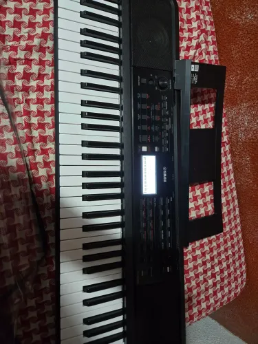Teclado Arranjador Yamaha PSR-E383, acompanha capa plástica, Capa Bag e Pedal de Sustain
