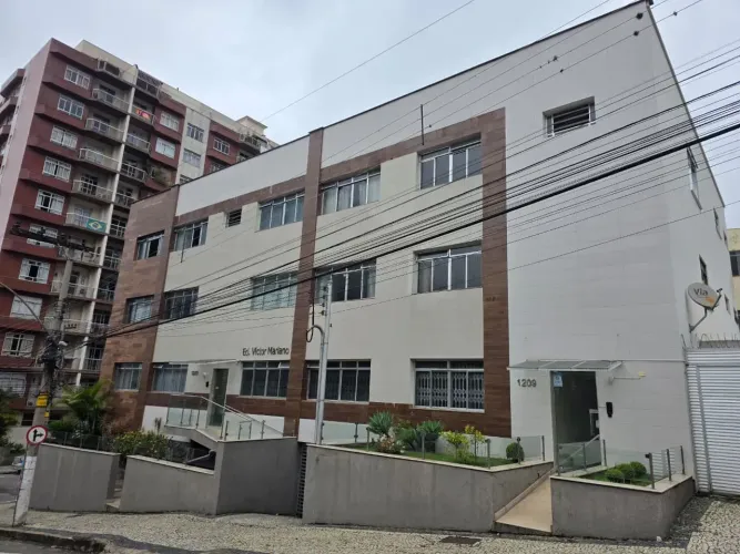 2 Quartos com armários planejados + 1 quarto de serviço no coração do Santa Helena.
