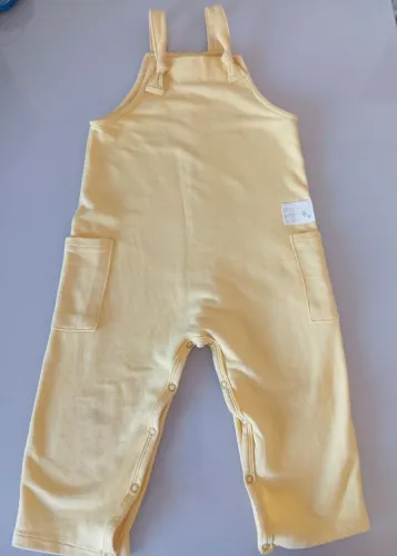 Jardineira calça marca UP Baby, tamanho 2 anos