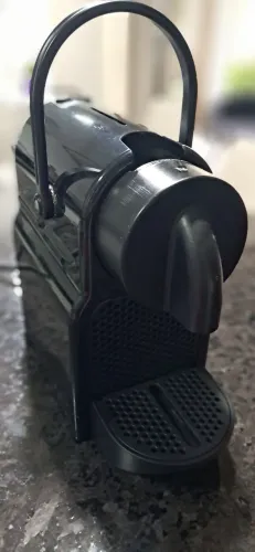 Máquina de Café Nespresso Inissia Preta