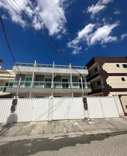 Casa triplex, com 2 quartos com suítes