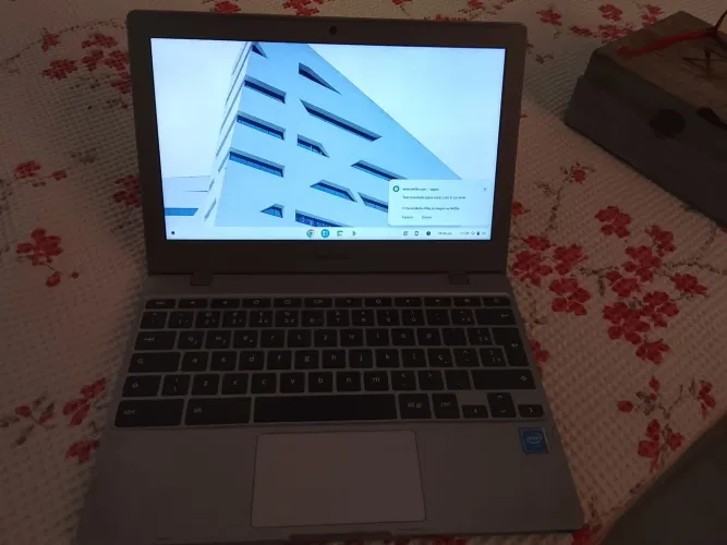 CROMEBOOK. Google. Sistema atualizado. Entrada cartão memória, entrada USB e acessório.