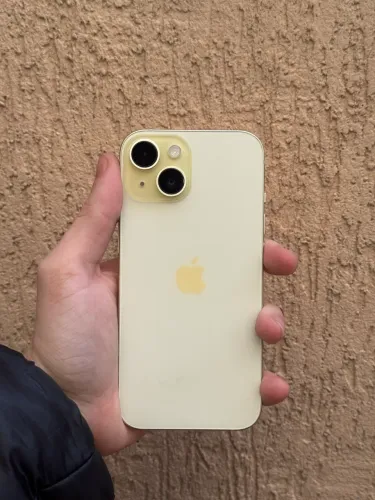 iPhone 15 | 90% de bateria