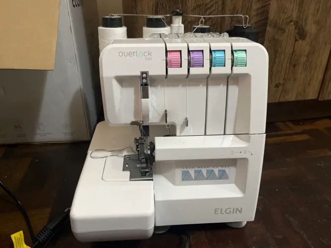 Máquina de costura Overlock Elgin