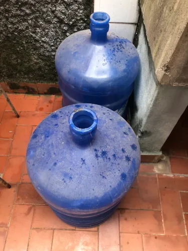 Galões de água vencido