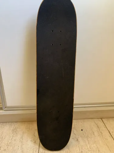 Vendo um skate intermediário,esta com adesivos colados de criança mas é nov