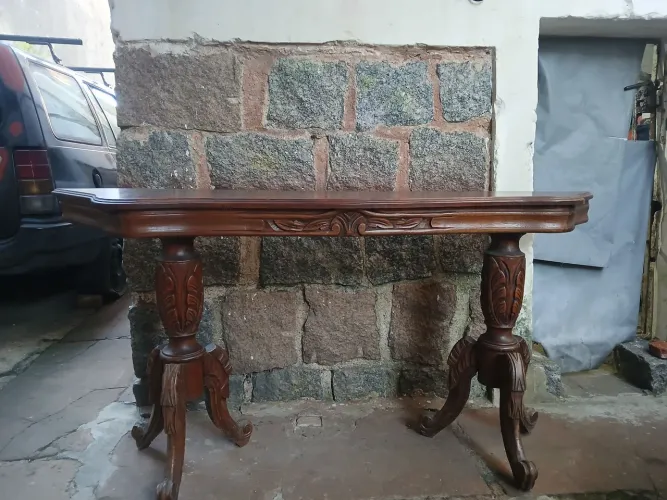 Aparador e mesinhas redondas