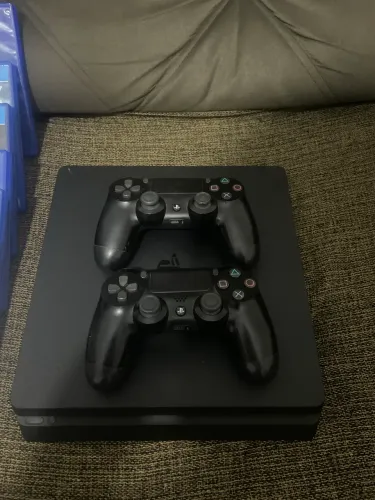 Ps4 500GB com 2 controles e 6 jogos mídia física
