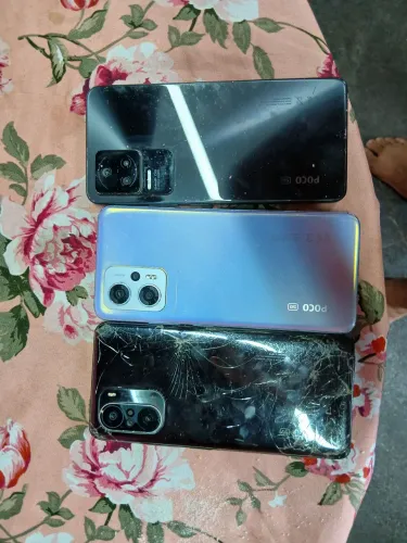 Lote de três celulares