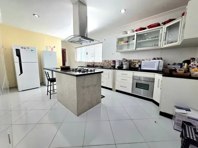 Casa com 5 Quartos, 4 Suítes, Piscina e Marina em Condomínio Próximo à Praia
